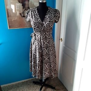 EUC Silk Sunny Leigh bullseye wrap dress size 10